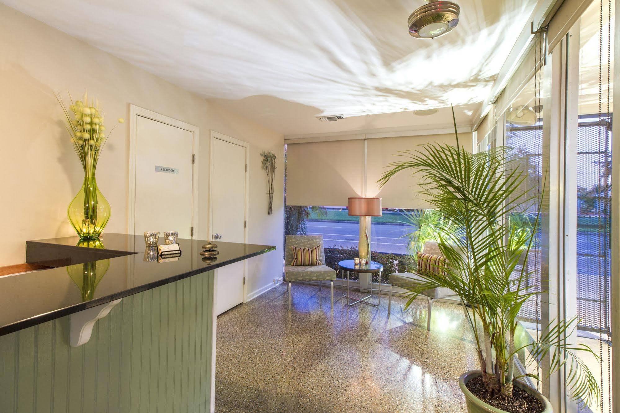 Crescent Palms Hotel 2*
